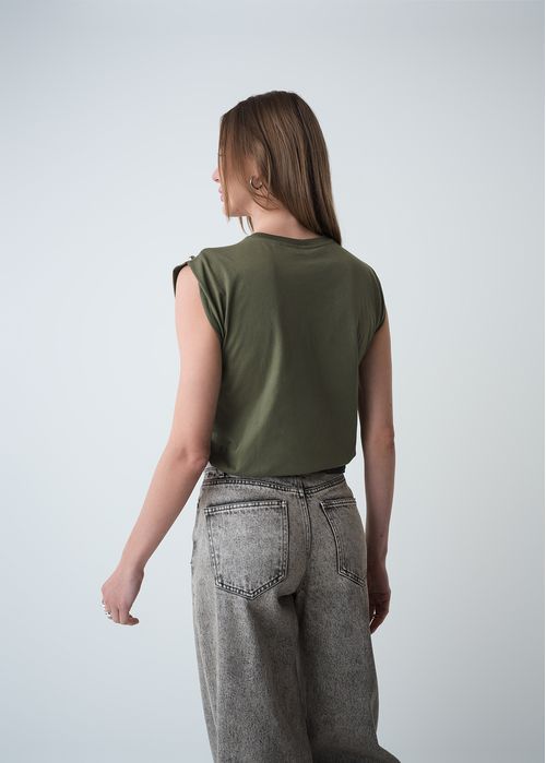 Camiseta con detalles en hombros
