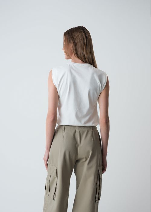 Camiseta con detalles en hombros