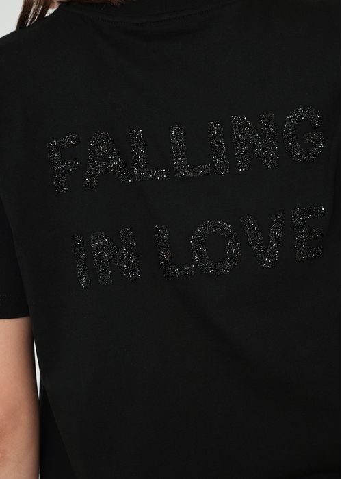 Camiseta con texto brillante