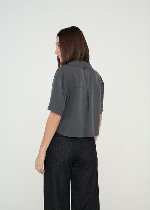 Camisa corta con taches