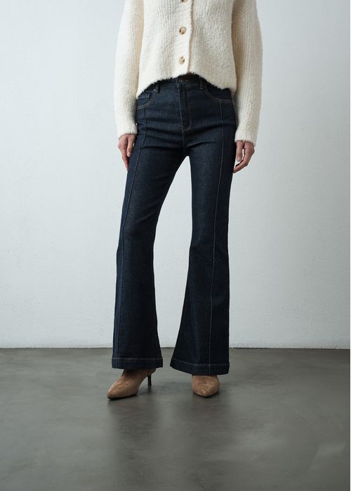 Jean Flare con cortes