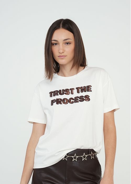 Camiseta con texto en lentejuelas