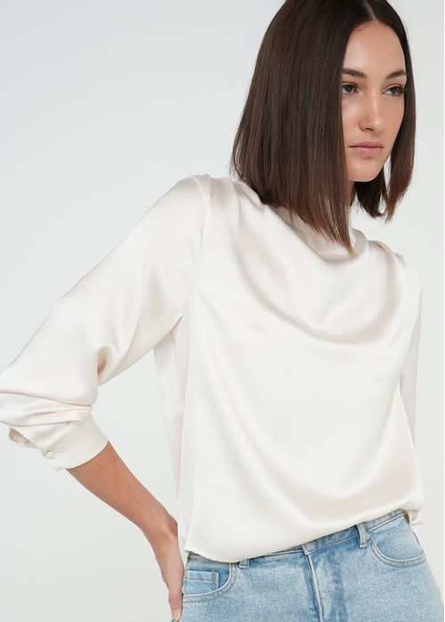 Camisa con cuello alto