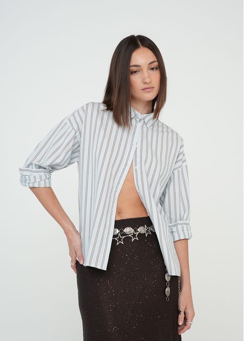 Camisa con diseño a rayas