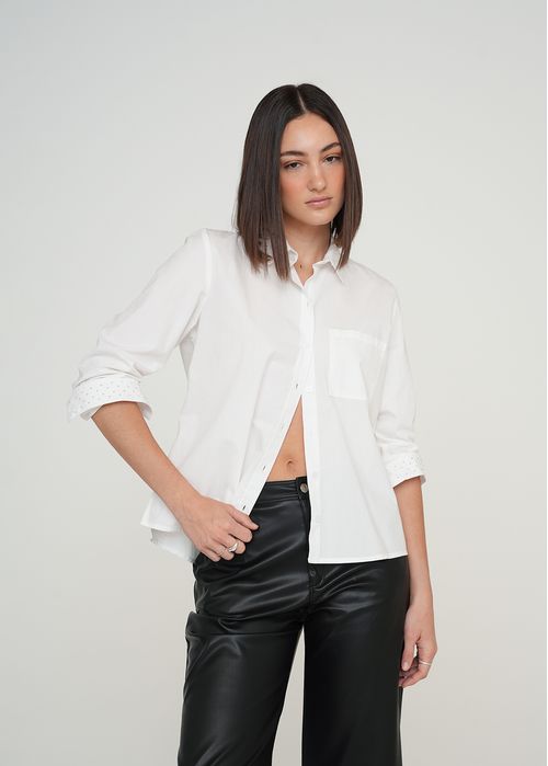 Camisa con detalles brillantes