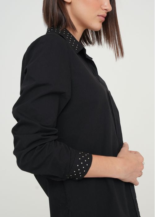 Camisa con detalles brillantes