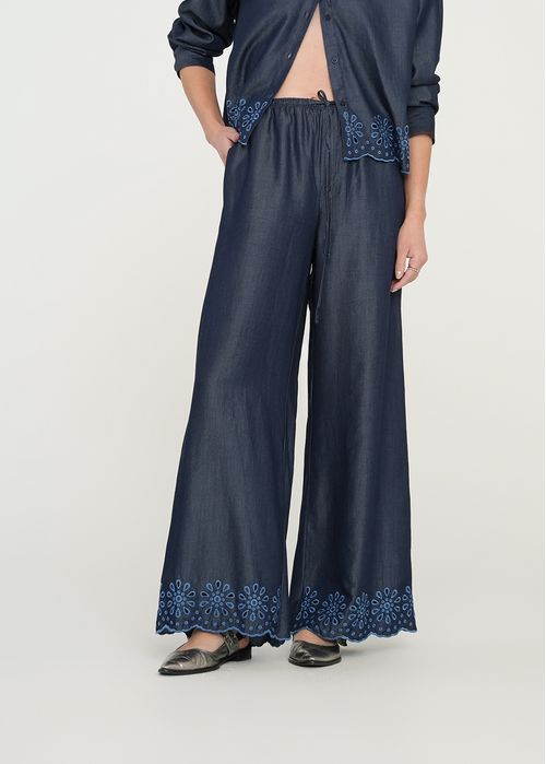 Pantalón con bordado floral