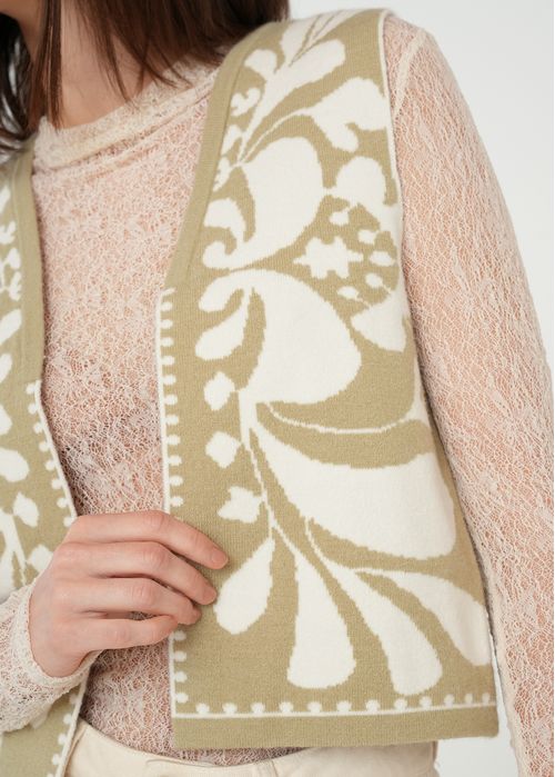 Chaleco tejido con flores