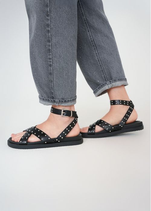 Sandalias con taches
