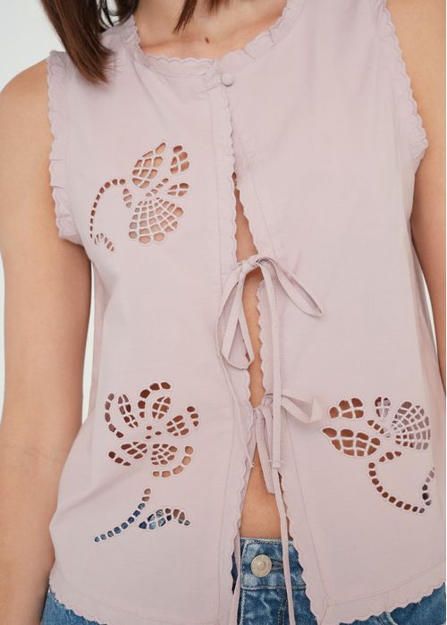 Camisa con escote para anudar