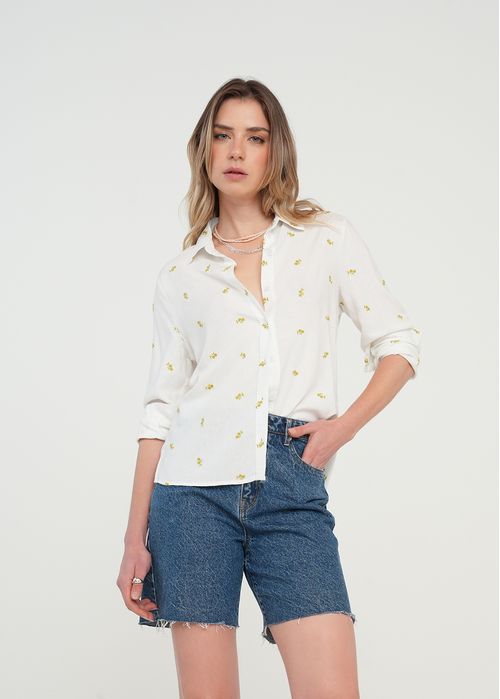 Camisa manga larga con flores bordadas