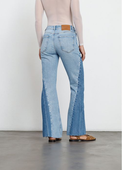 Jean Flare tiro alto con denim en contraste