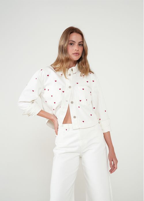 Chaqueta con corazones bordados