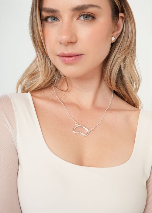 Set de collar y aretes plateados