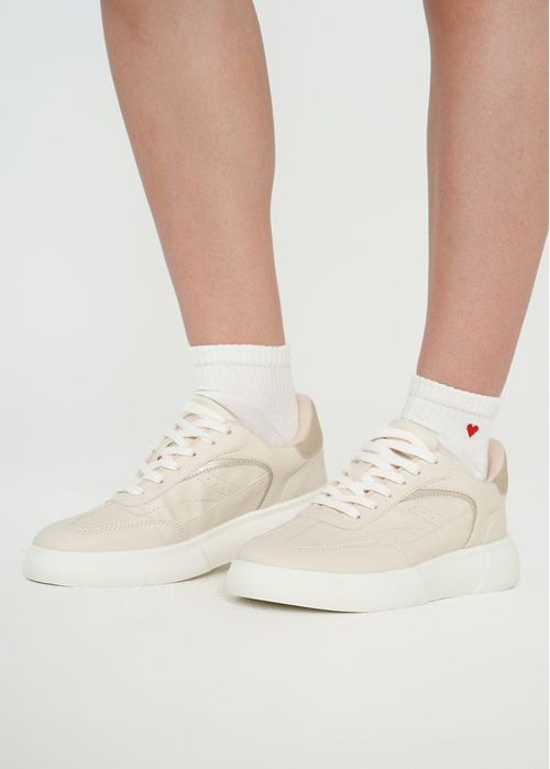 Tenis clásicos claros