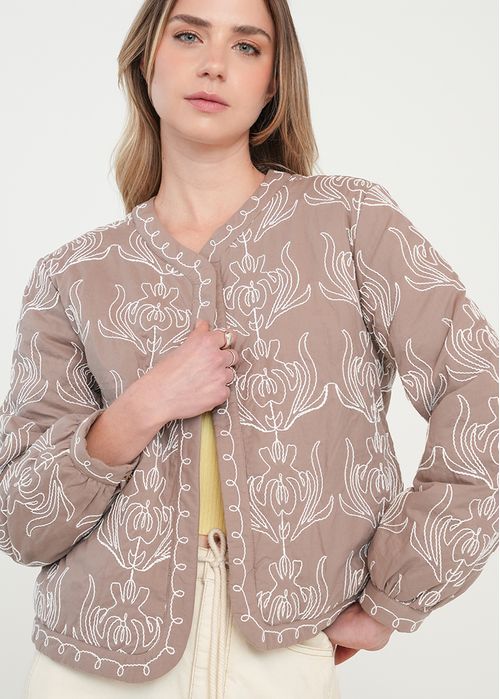 Chaqueta con bordado floral