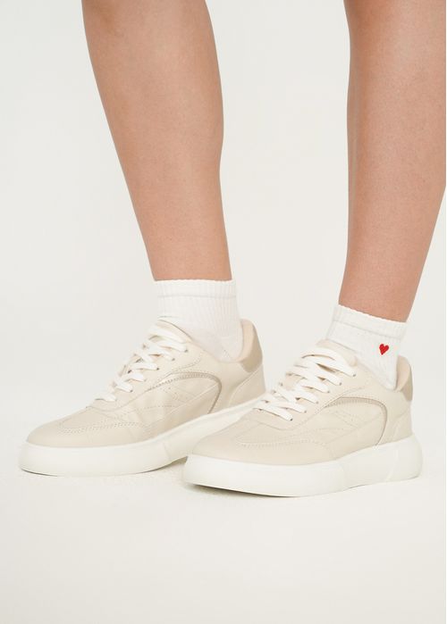 Tenis clásicos claros