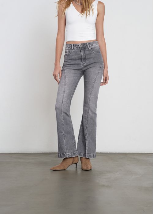 Jean Flare con cortes