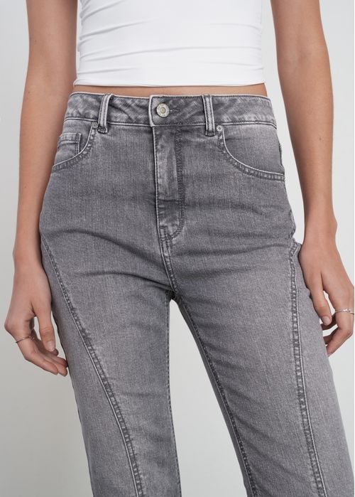 Jean Flare con cortes