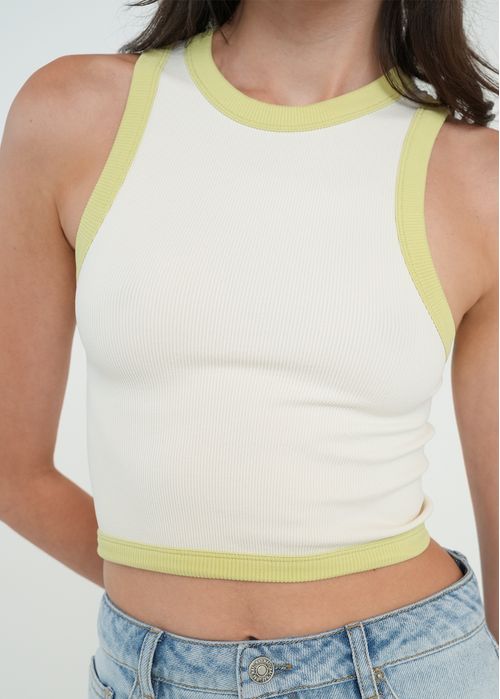 Camiseta tipo crop top