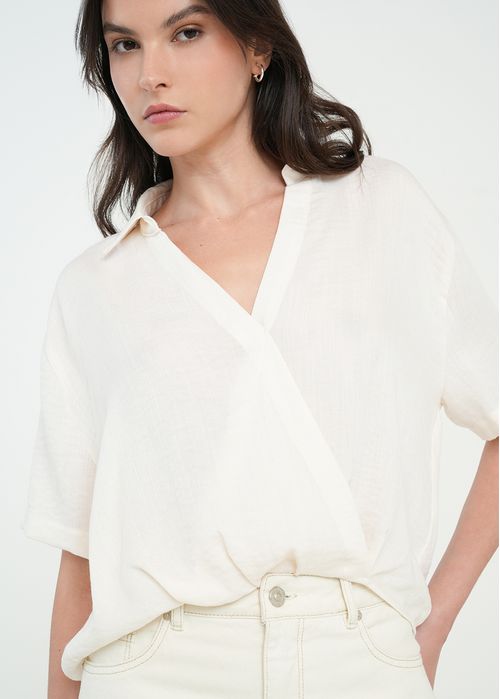 Camisa con diseño cruzado