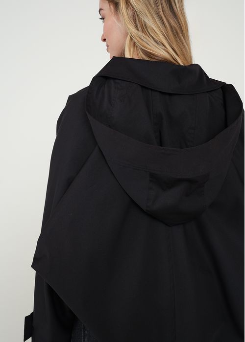 Chaqueta corta con capucha