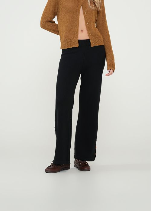 Pantalón tejido con detalles de botones
