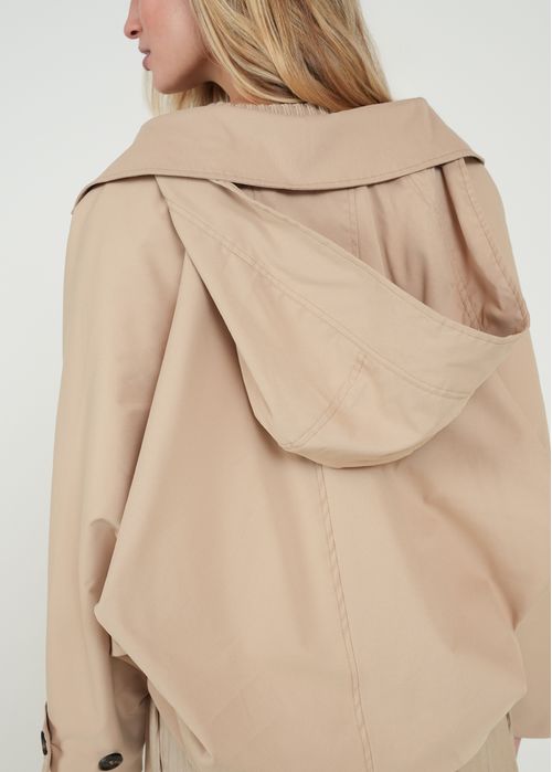 Chaqueta corta con capucha