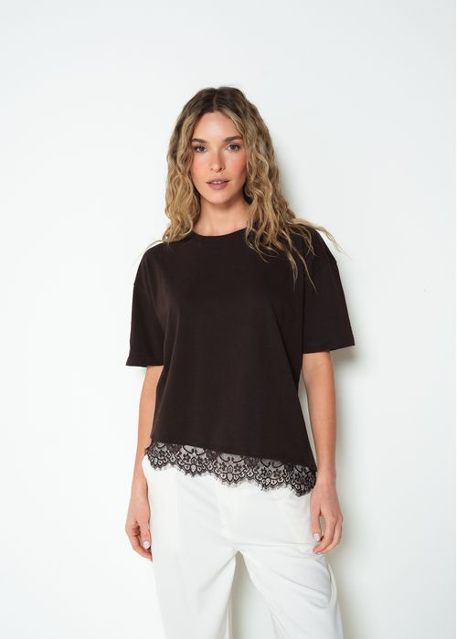 Camiseta con detalle de encaje en ruedo