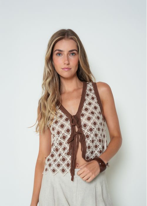 Camiseta tejida cuello en v bordado