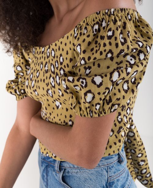 Camisa para mujer amarilla manga corta cropped con estampado animal print