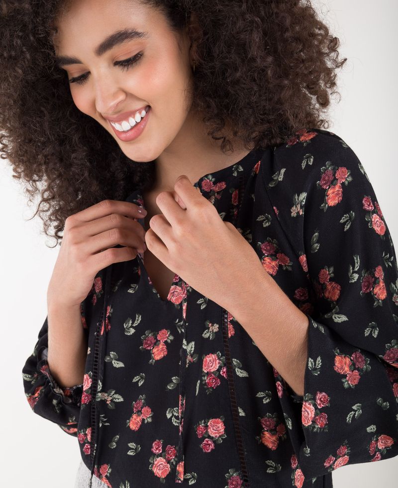 Camisa para negra manga larga con estampado flores y detalles entretejidos | Tienda Online