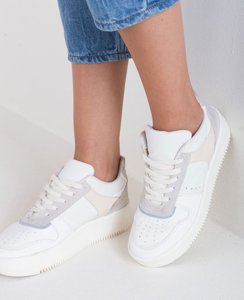 Tenis para mujer en cuero liso con detalles contrastantes