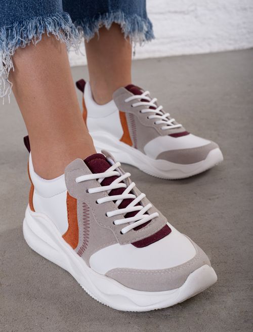 Zapatos de suela blanca en combinación de tonos