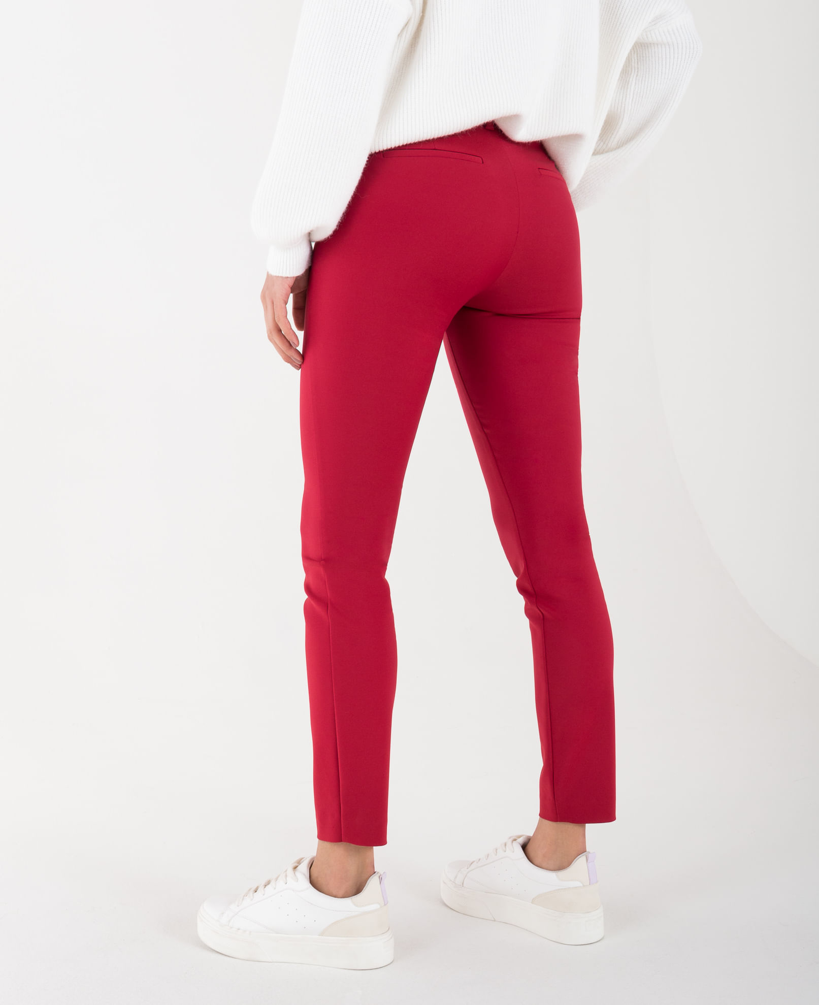 Pantalón rojo intenso slim fit con pinzas y dobladillo